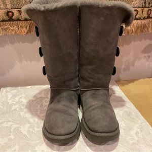 UGG Bailey Button Size 7